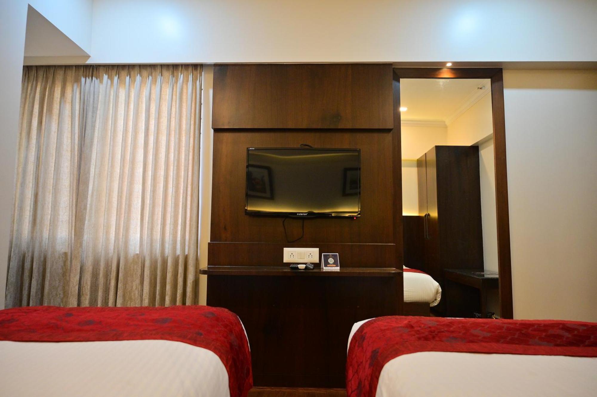 Hotel Golden Riviera Mysore Exterior foto